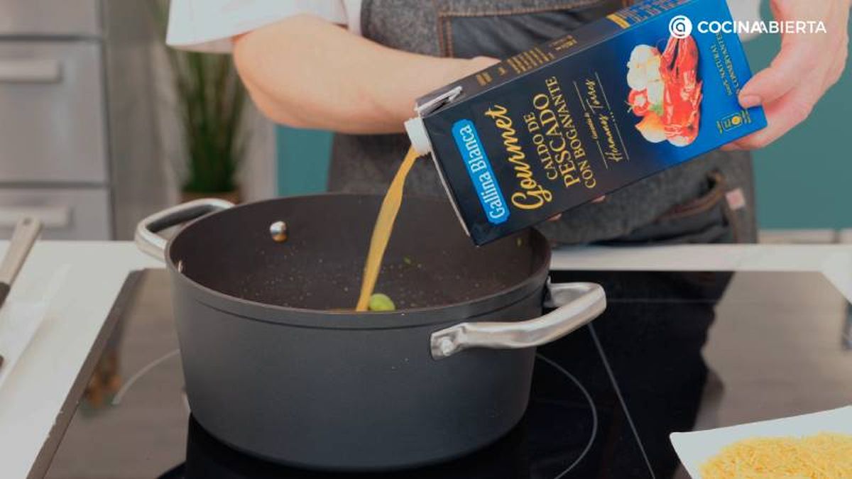 Añade el Caldo Gourmet Gallina Blanca de Pescado con bogavante e incorpora los fideos