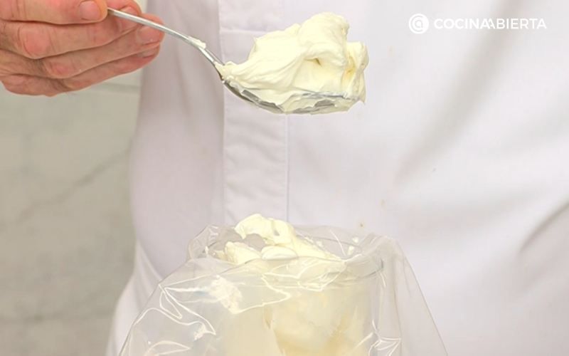 Pon la crema chantilly en una manga pastelera