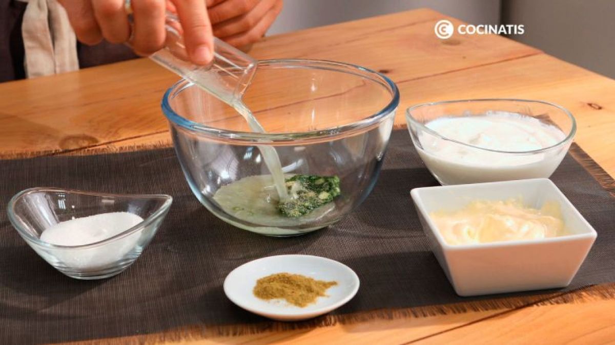 Mezclamos los ingredientes de la salsa en un bol