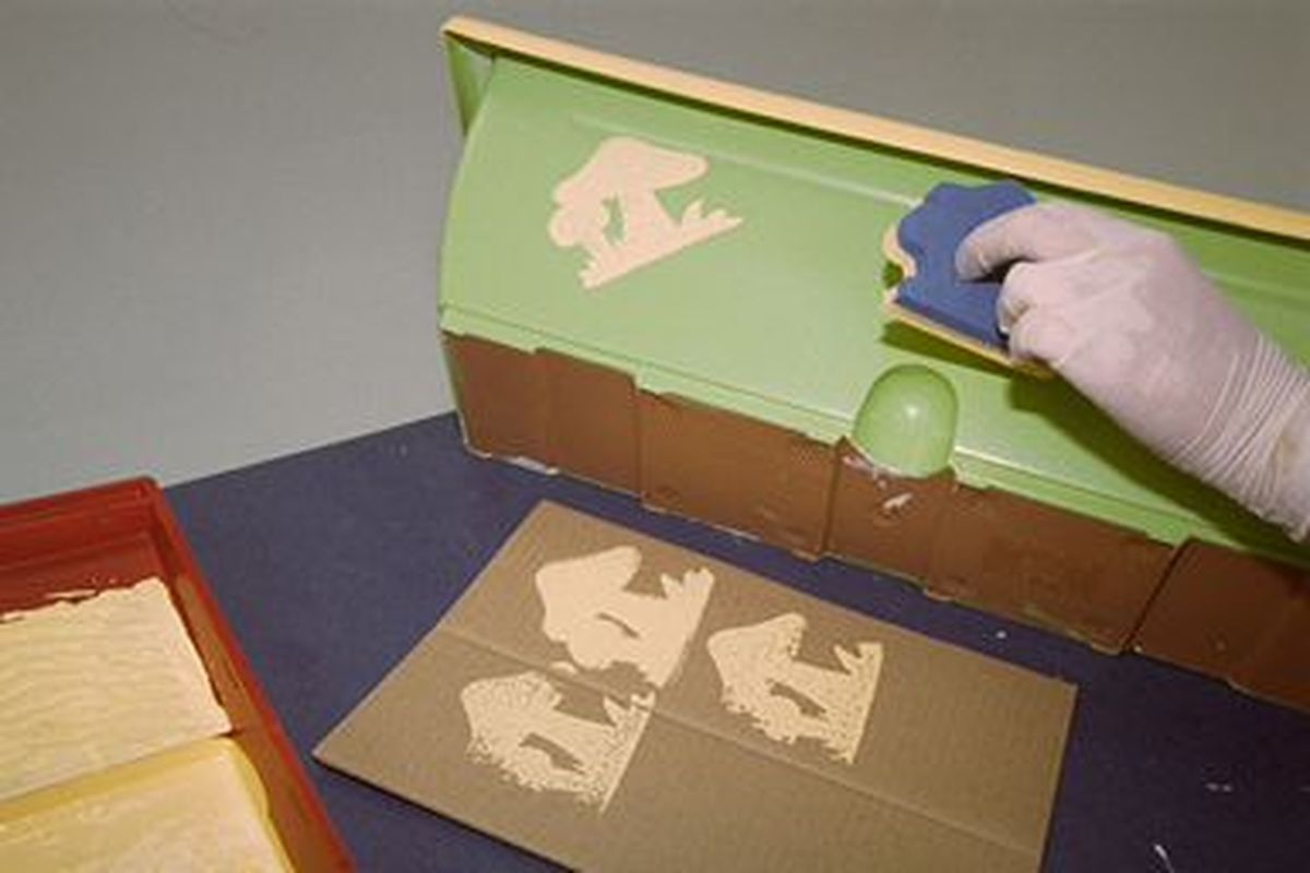 Decorar jardineras de plástico paso 4