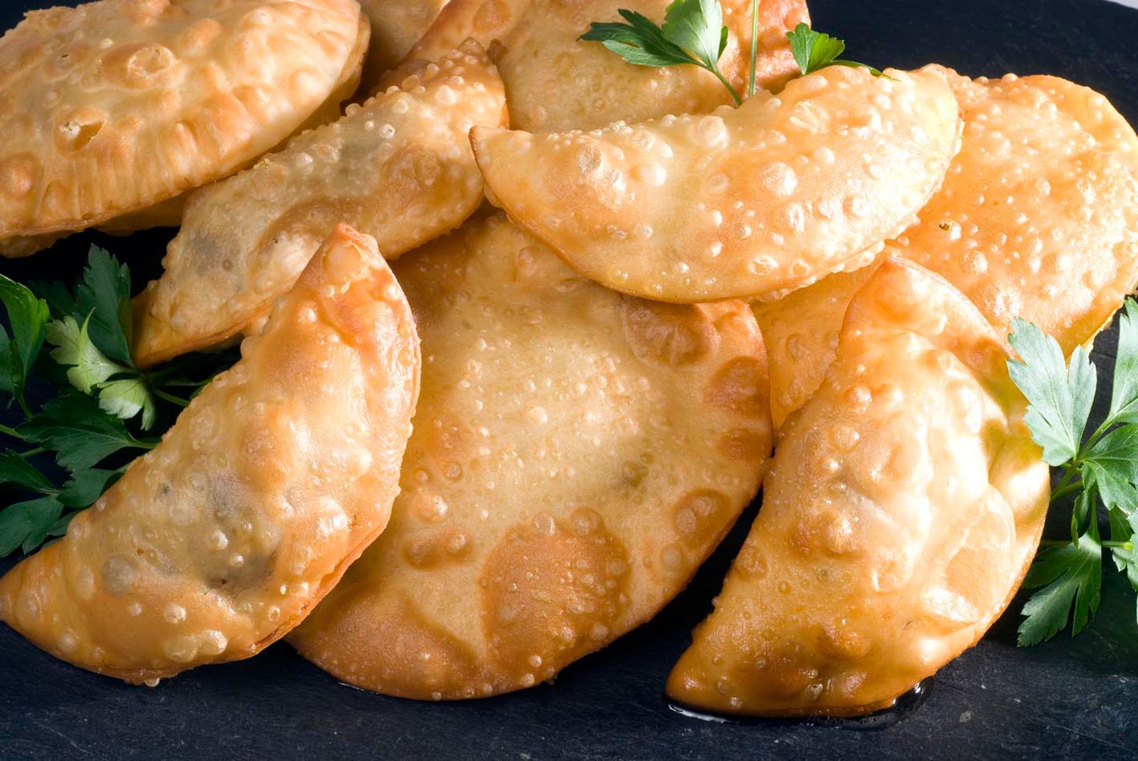 Empanada de hongos, queso y dos salsas