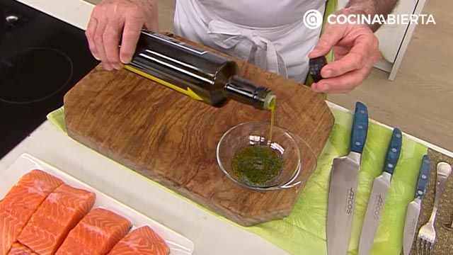salmon a la plancha con crema aguacate y rucula receta karlos arguinano karl67440321 paso2