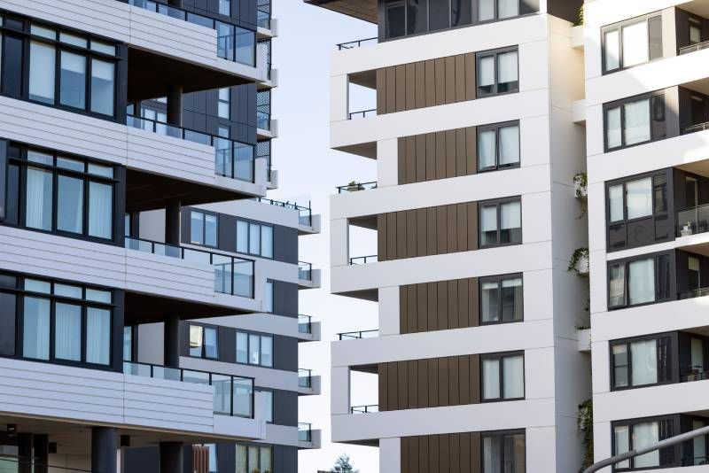 Fachadas de casas de nueva construcción.
