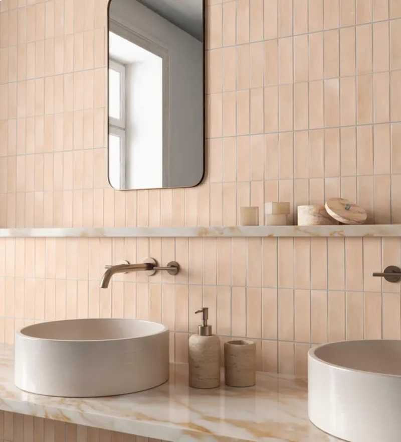 Baño con azulejos clásicos en color crema.