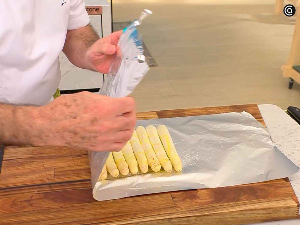 Envuelve los espárragos frescos en papel de aluminio