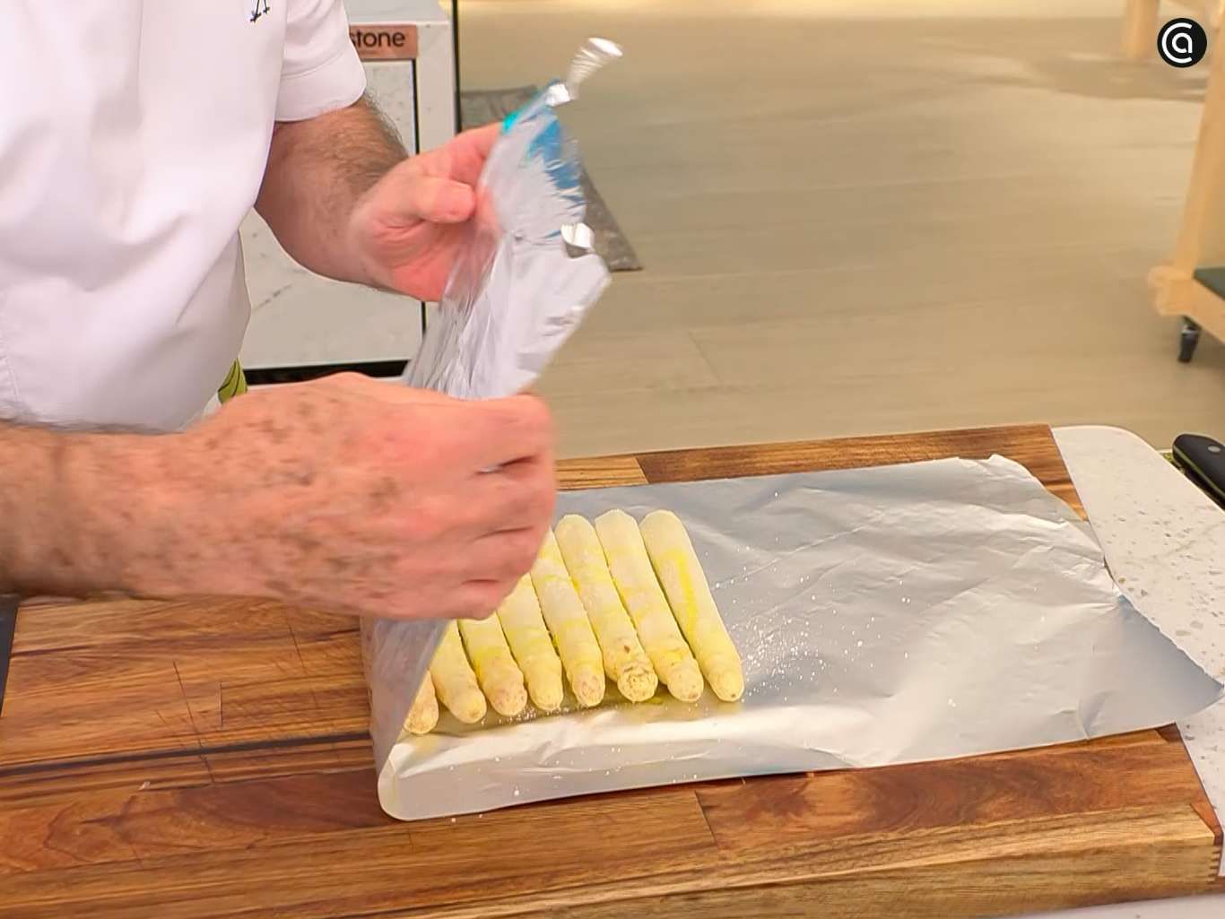 Envuelve los espárragos frescos en papel de aluminio