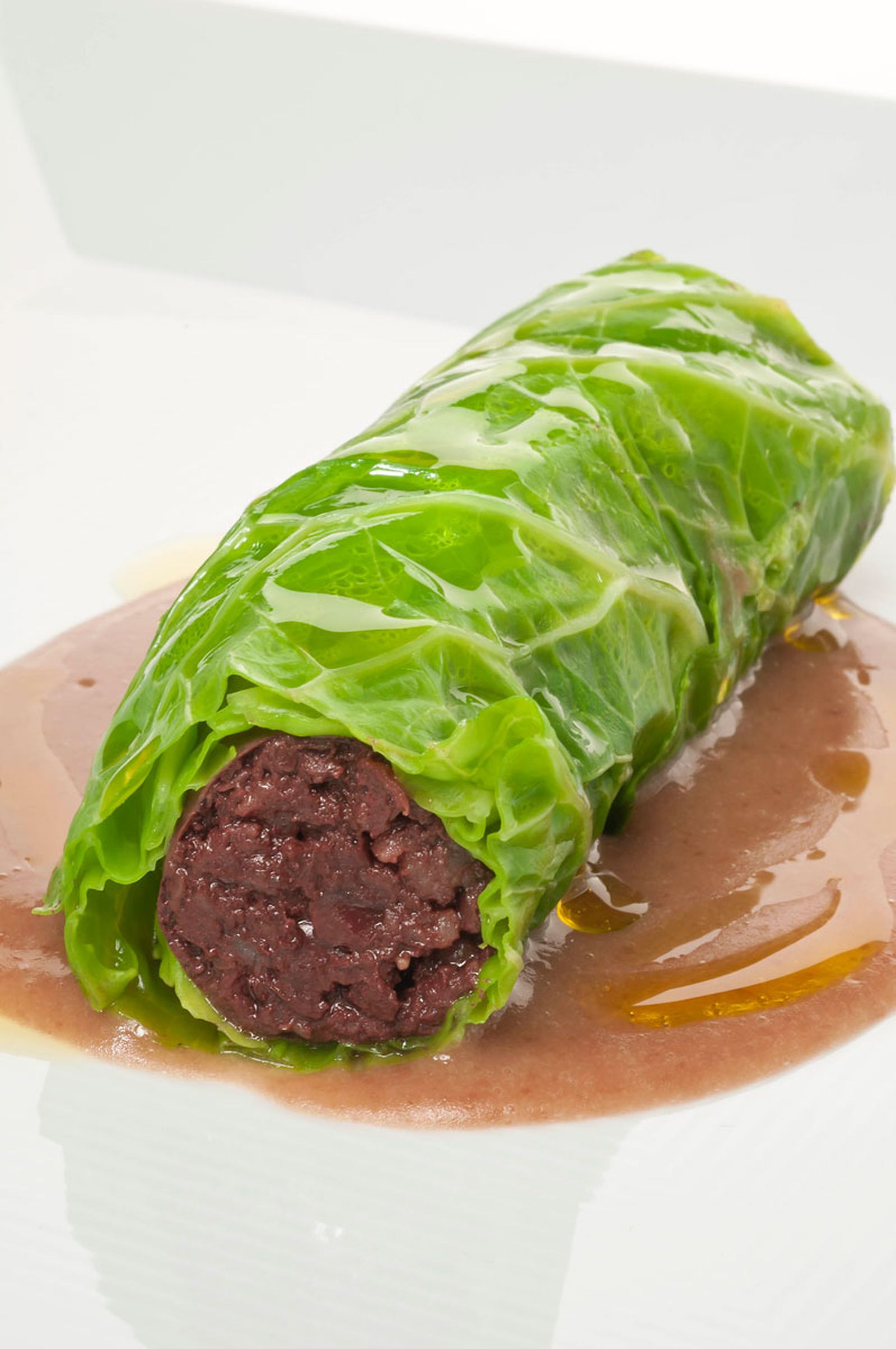302 Morcilla envuelta en berza con salsa de alubias (1118) xl