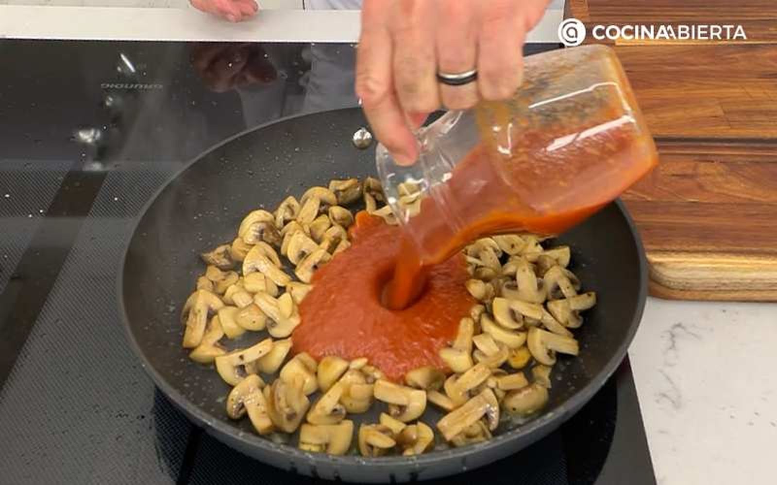 Añade la salsa de tomate