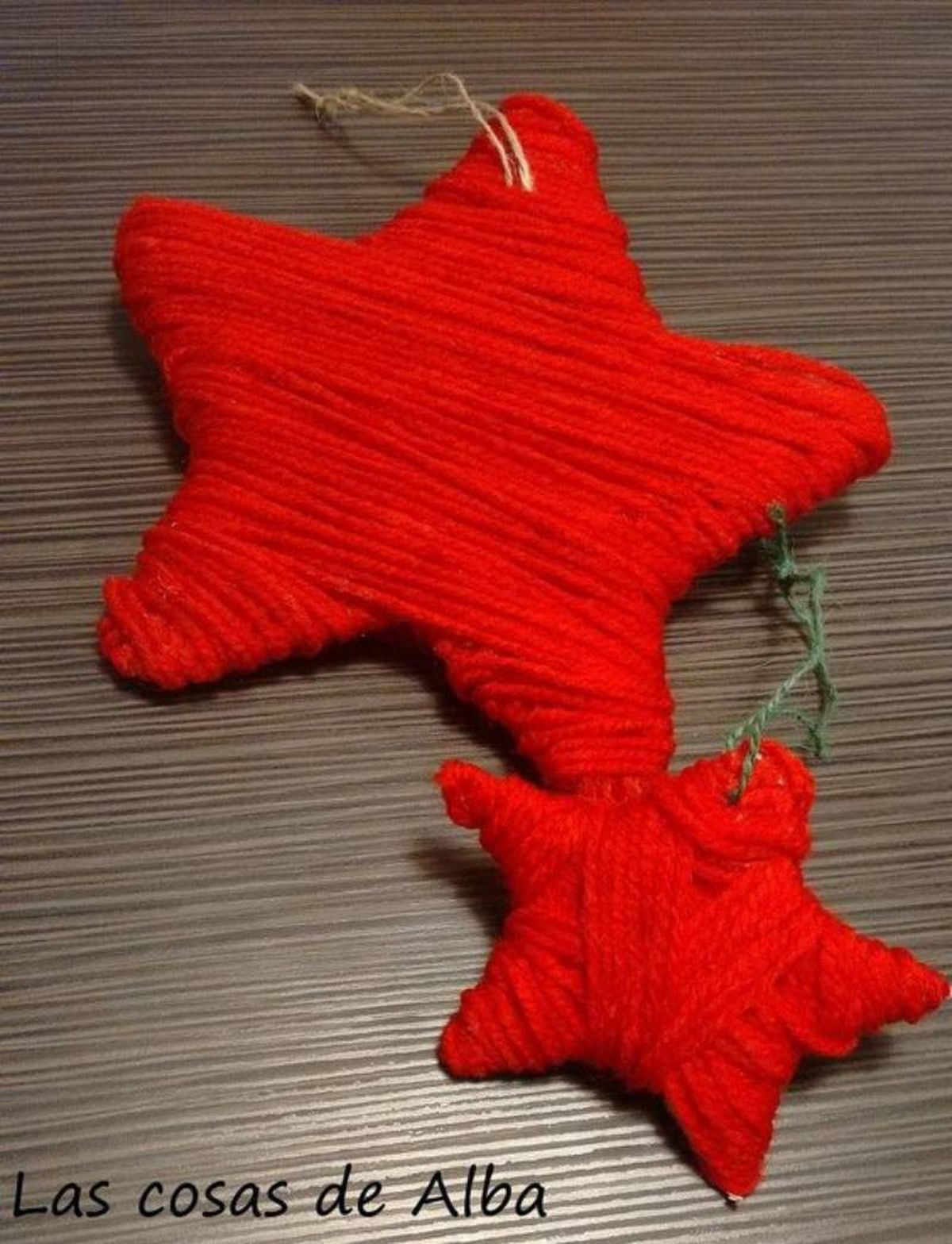 Estrellas de lana rojas para decorar en Navidad.
