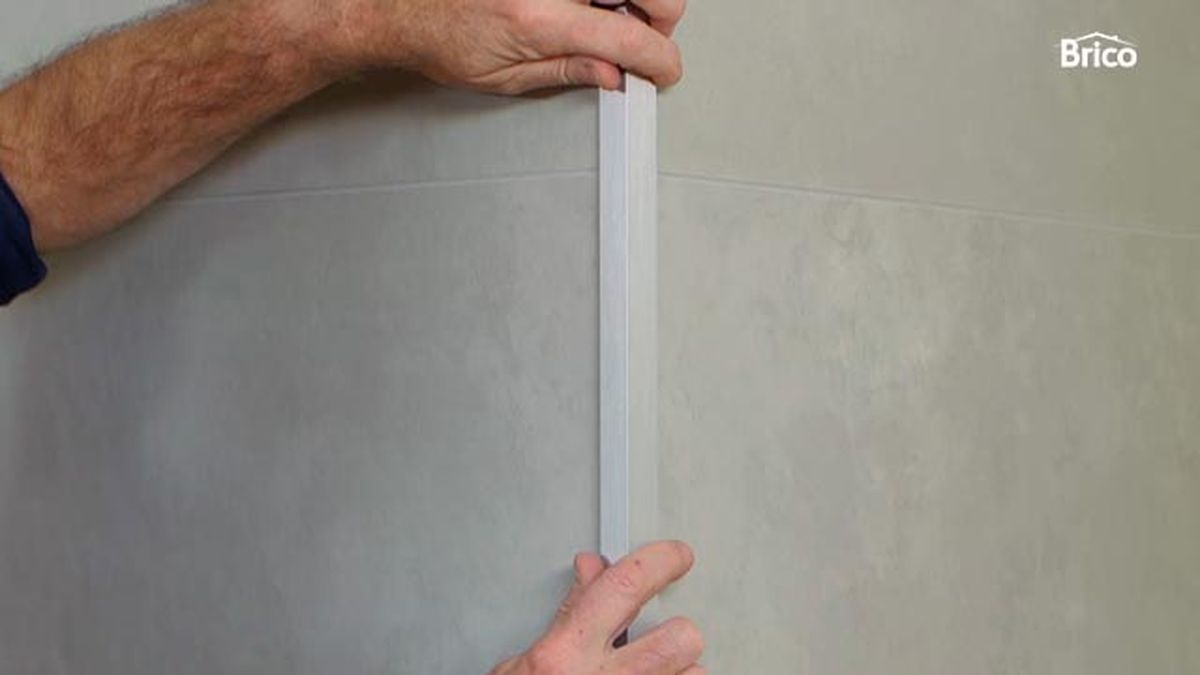 Cómo colocar revestimiento de pared de PVC paso 11
