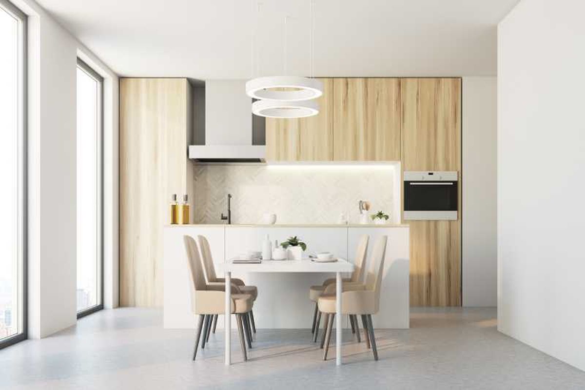 Comedor pequeño con muebles claros muy luminoso.