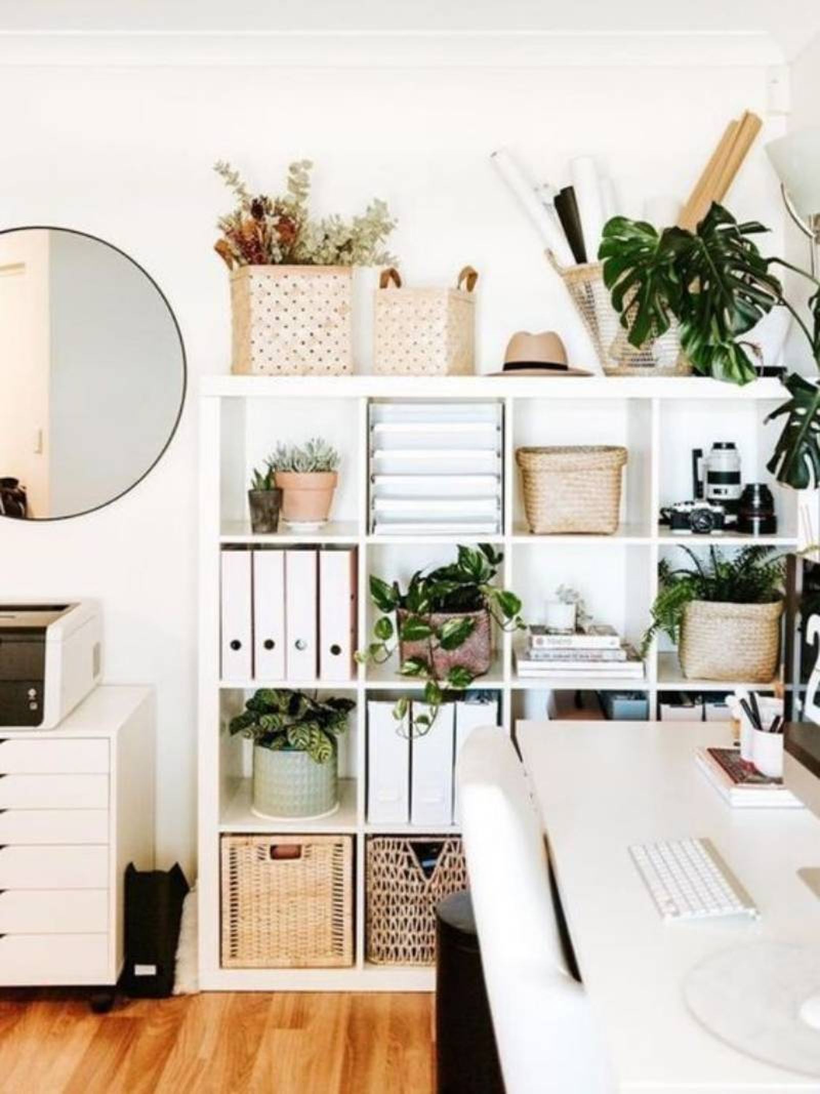 Estudio decorado con cestas de fibras naturales.