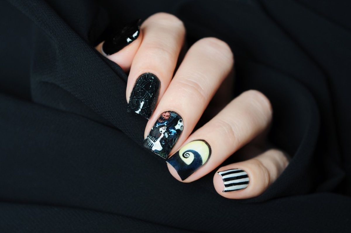 Manicura en negro y blanco con diseños ideales para Halloween