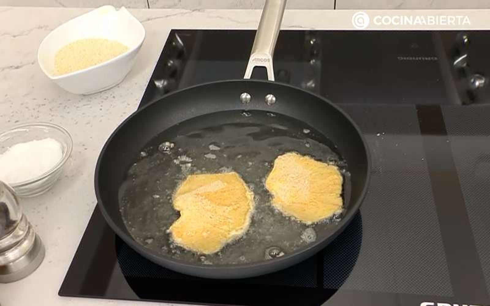 Fríe las setas empanadas por los 2 lados hasta que se doren un poco