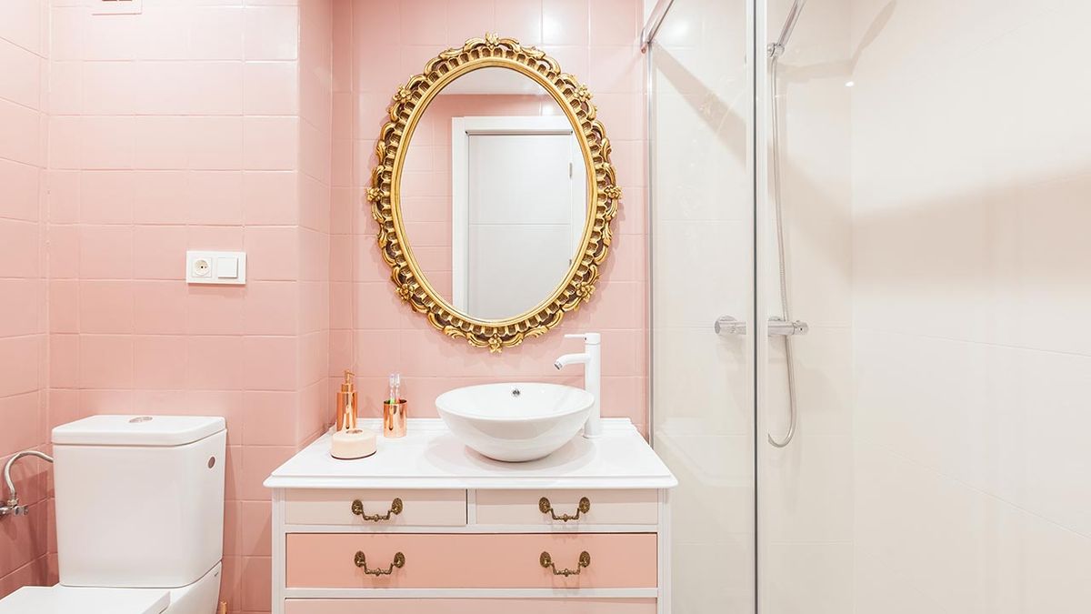 Baño vintage con encimera reciclada y pintada en colores.