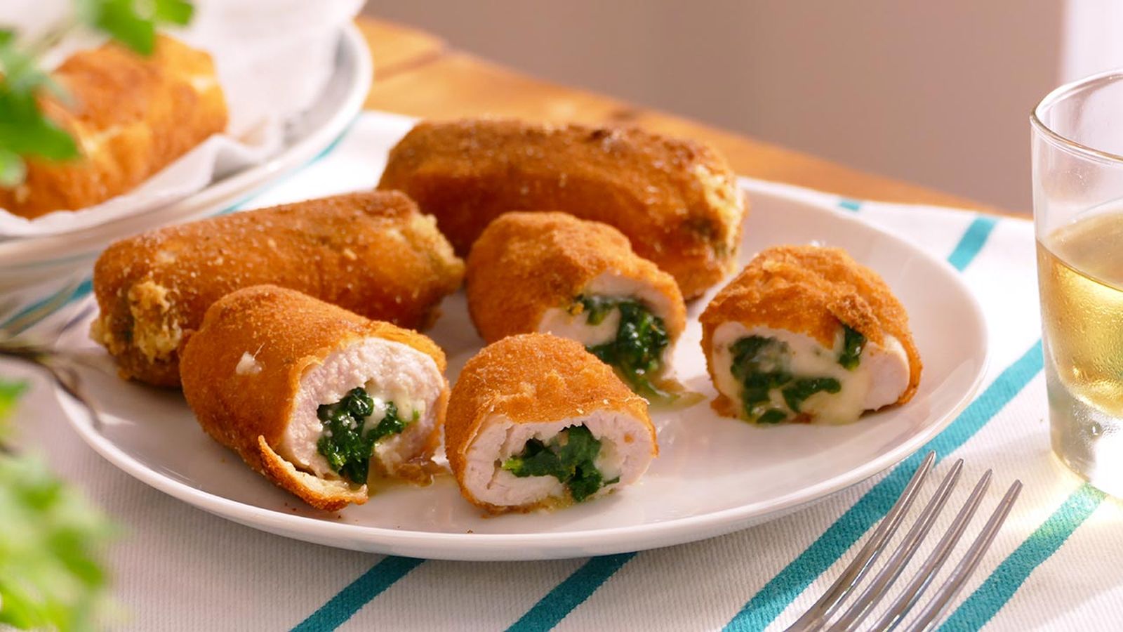 Saborea estos rollitos de pollo rellenos de espinacas y queso, perfectos como plato principal o aperitivo