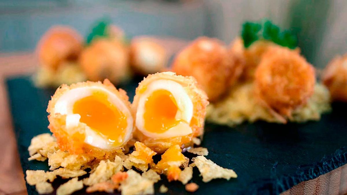 Recopilatorio de entrantes para Navidad  huevos de codorniz rebozados con almendra