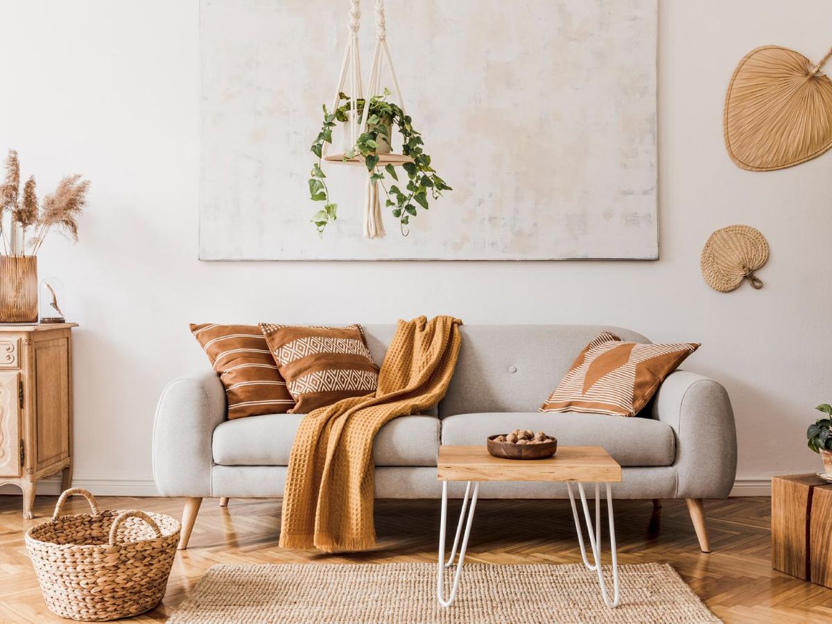 Salón atemporal de estilo boho.
