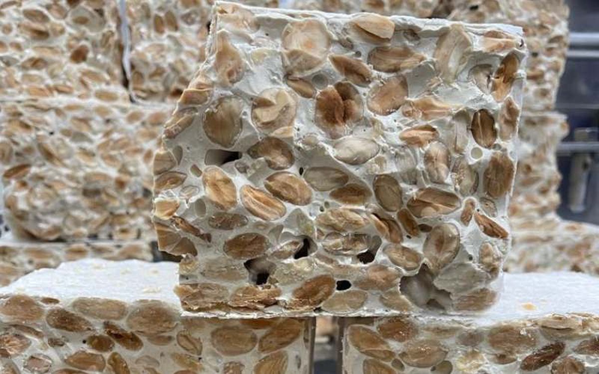 El turrón de La Alberca se elabora en grandes bloques de más de 10 kilos