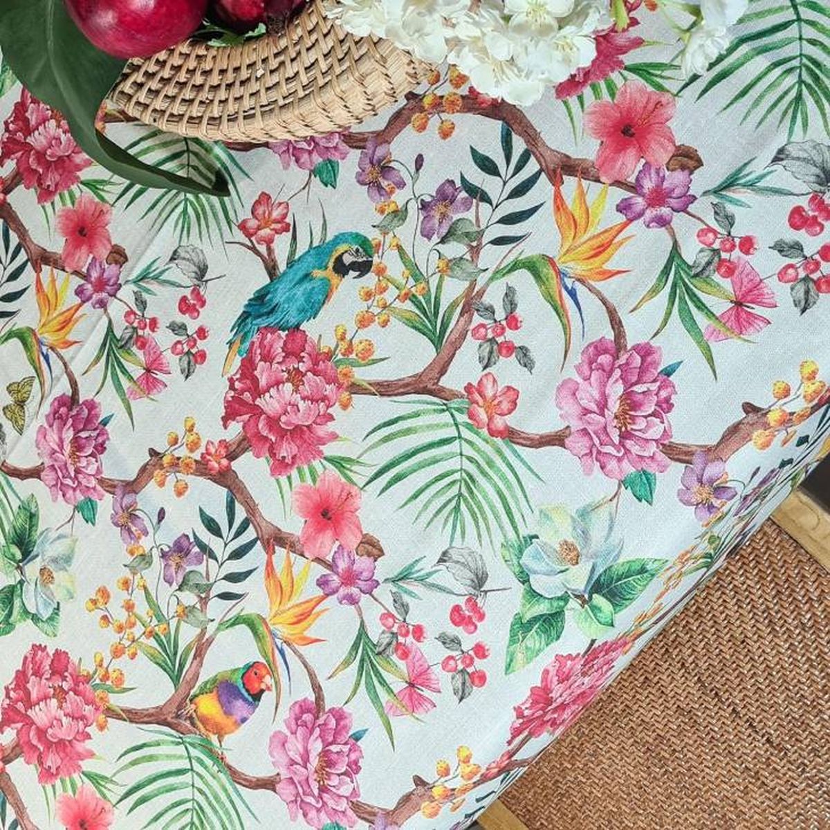 Mantel antimanchas con estampado de flores y loros.