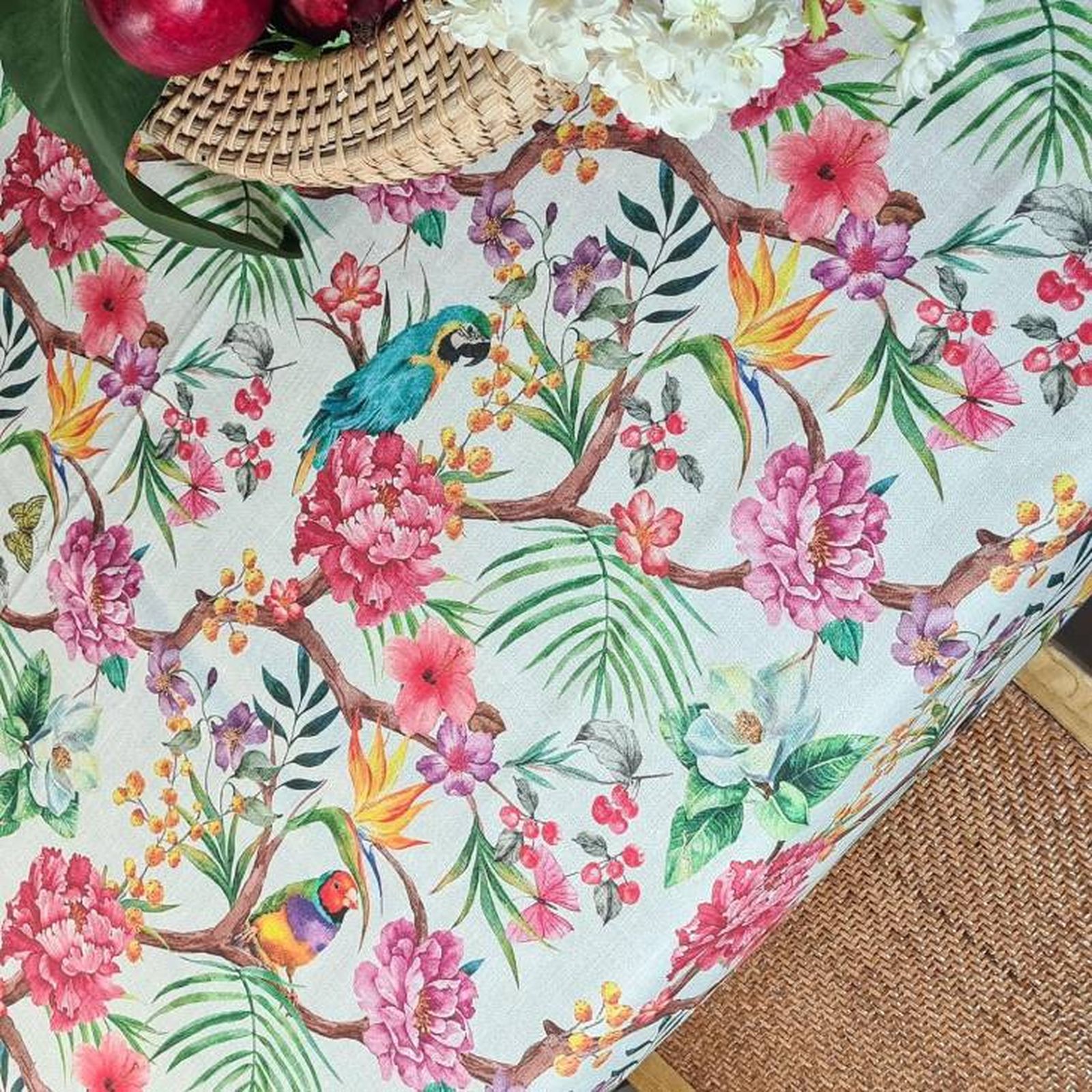 Mantel antimanchas con estampado de flores y loros.