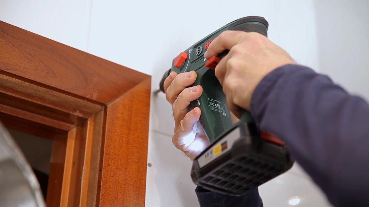 Cómo colocar una balda encima de la puerta paso 5