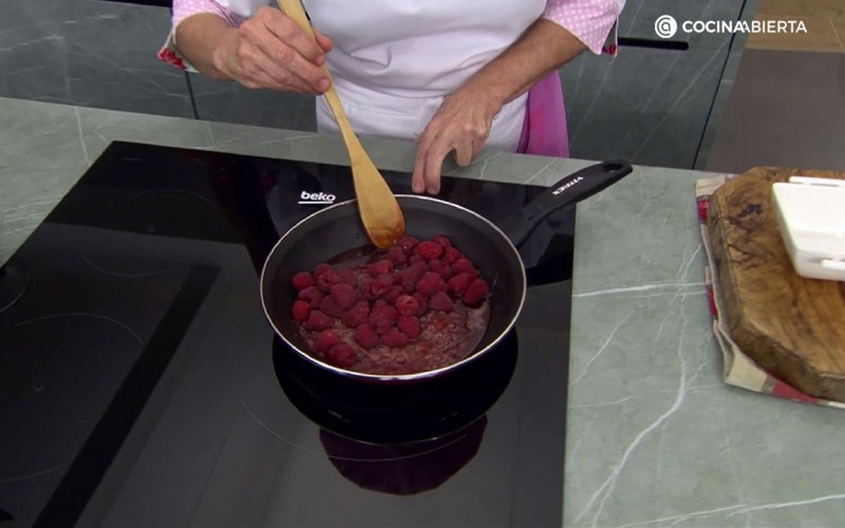 Retira la sartén del fuego y echa las frambuesas cuando la mermelada esté bien caliente