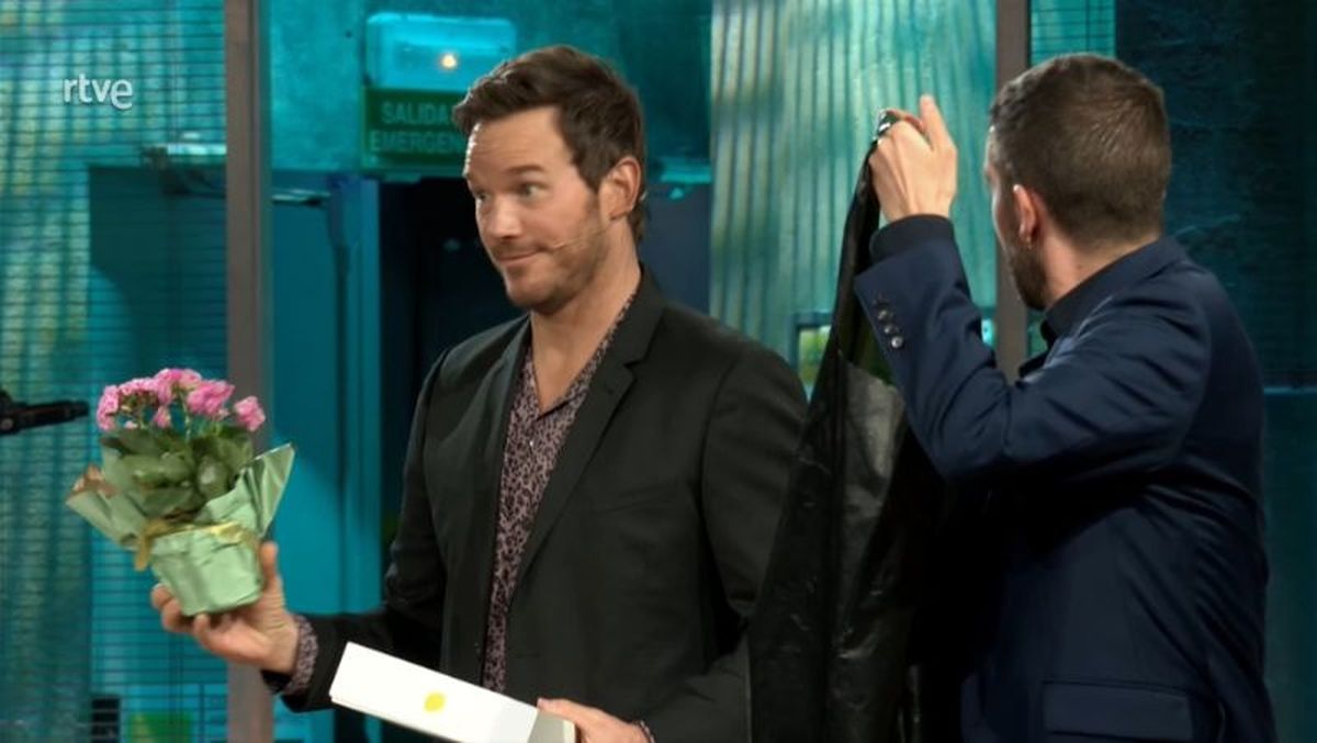 Chris Pratt con su Ipad y su kalanchoe