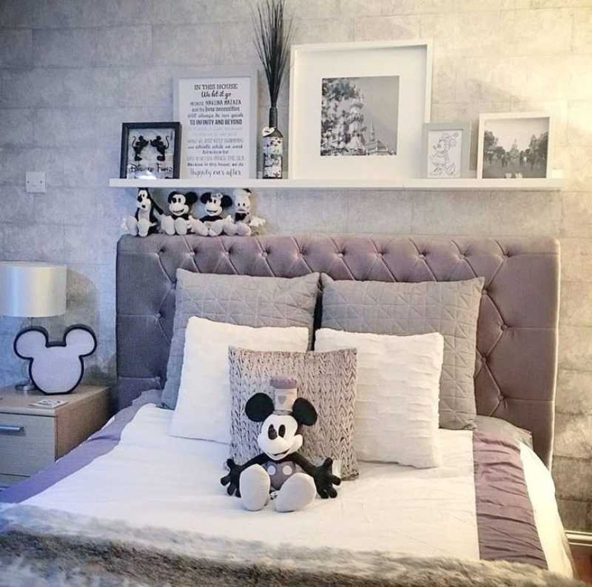 Dormitorio decorado con un peluche de Minnie Mouse vintage.