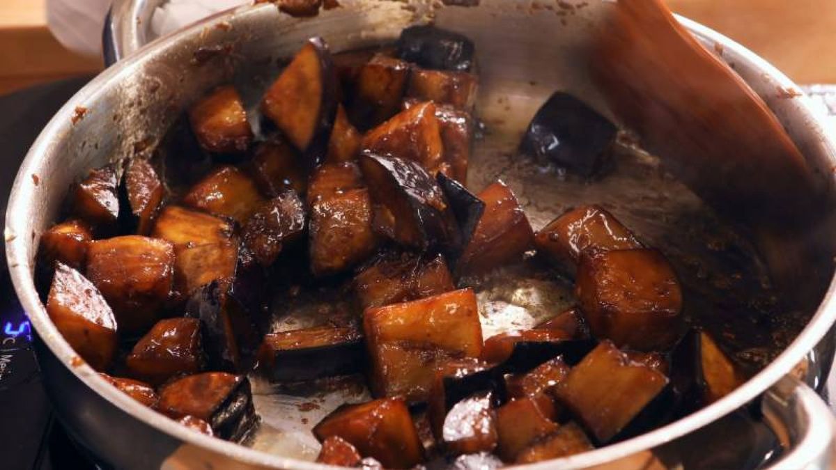 Incorporar jengibre y salsa de soja potencia el sabor de la berenjena salteada