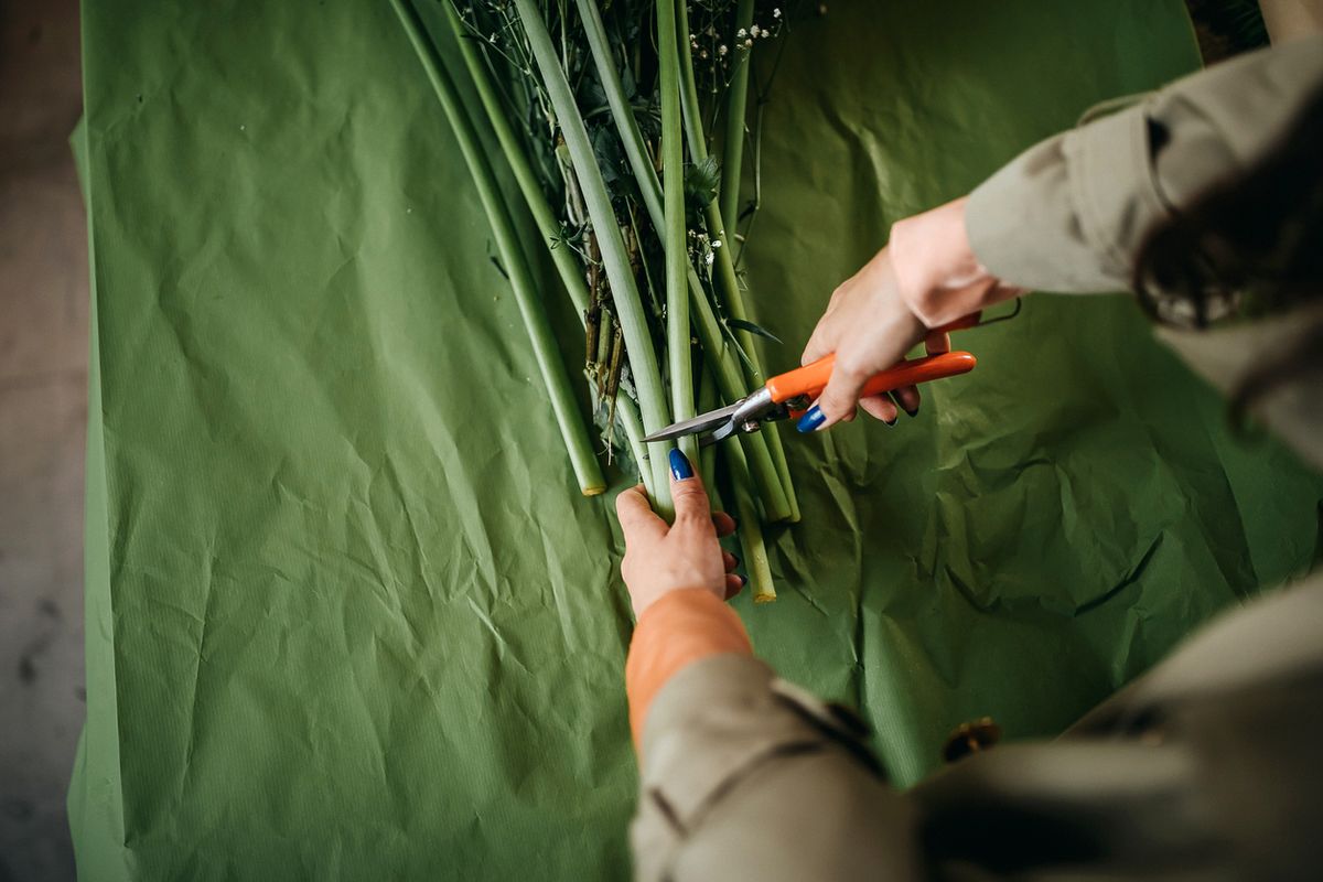 como hacer ramo flores casa cortar tallos