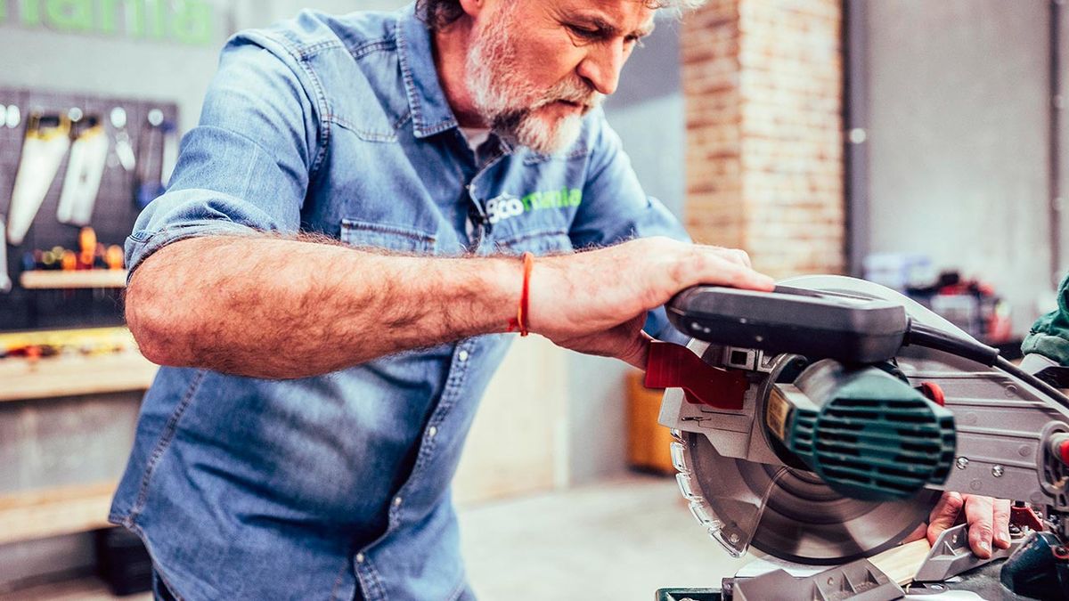 Decorar la pared con molduras de cuarterones paso 1