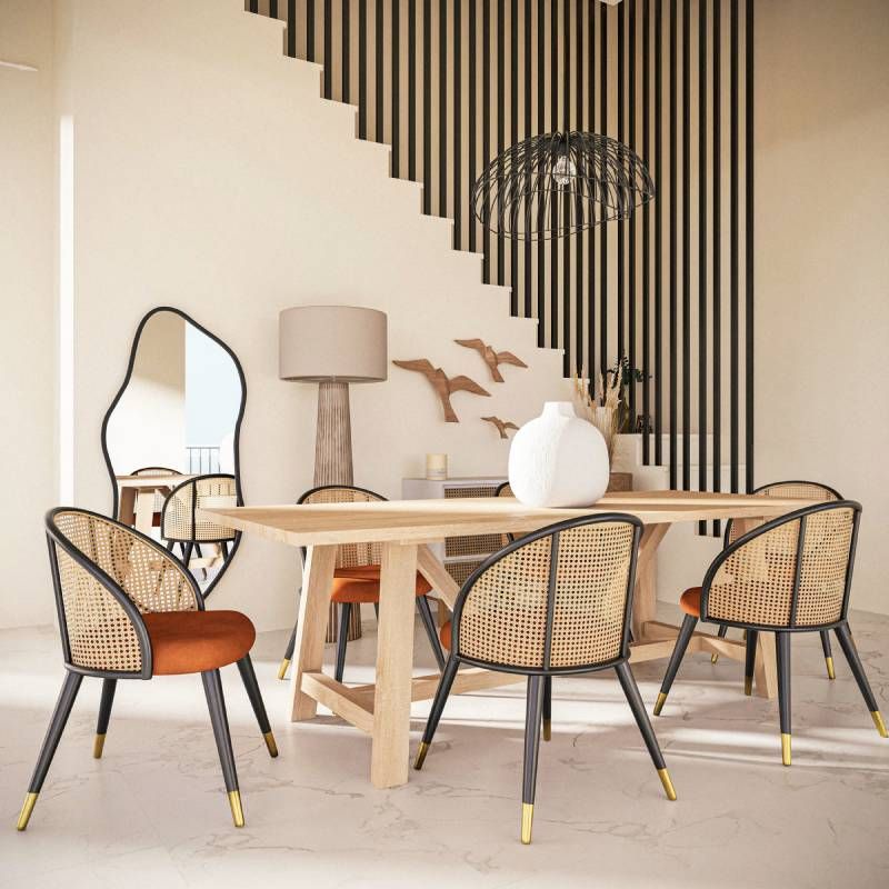 Comedor con mesa rectangular con patas gruesas.