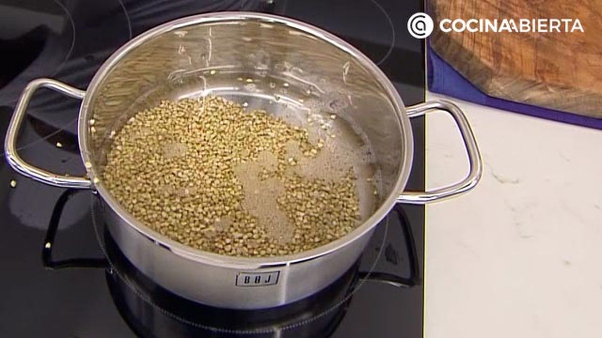 ensalada de trigo sarraceno y tomate con crema aguacate receta karlos arguinano karl6795 paso1