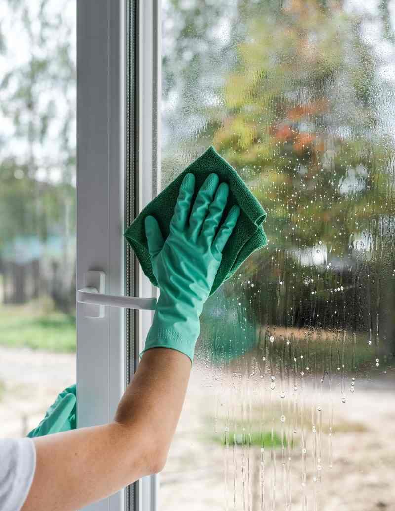 Si la ventana está muy sucia, límpiala con amoníaco y agua