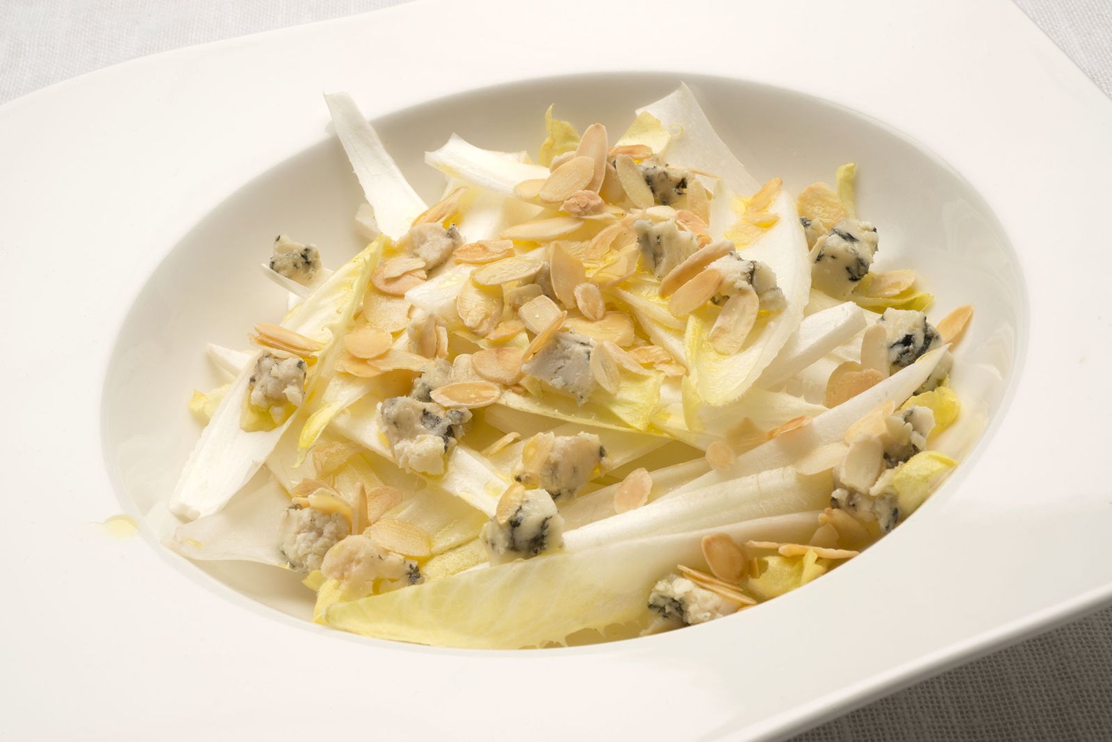 6134 2 Ensalada de endibias, roquefort y almendras xl
