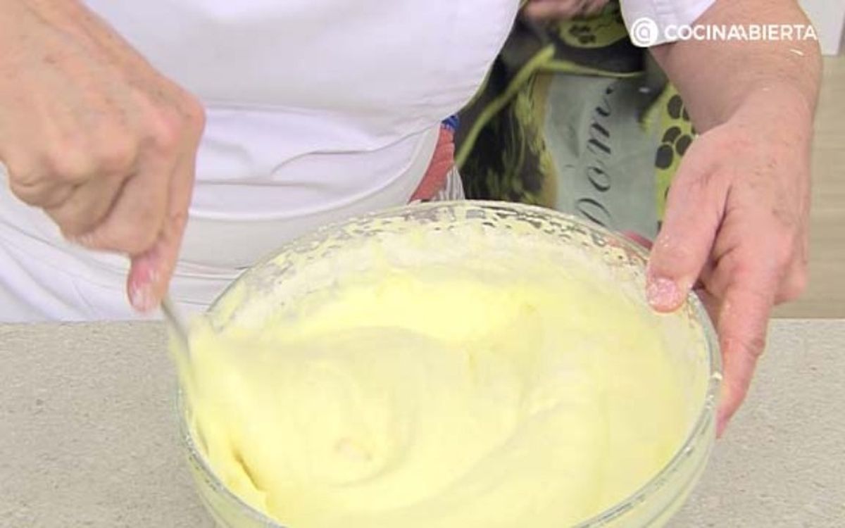 Remueve suavemente todos los ingredientes para elaborar la masa del bizcocho