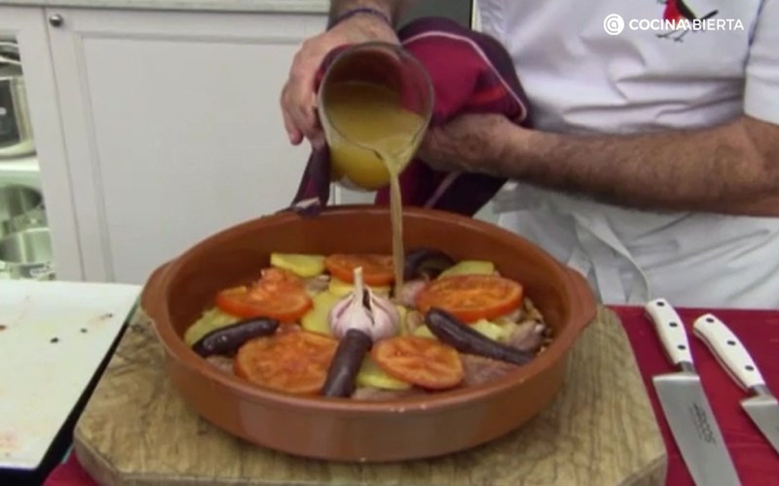 Hay que echar el caldo bien caliente para que empiece a cocinarse en el horno rápidamente
