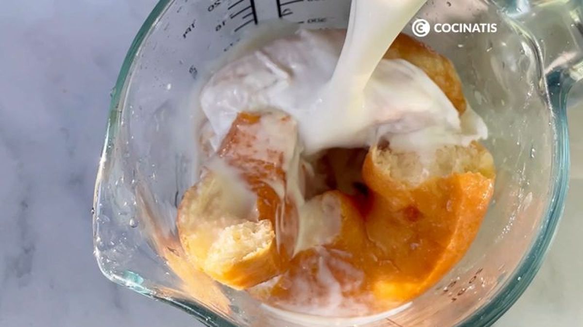 Agregamos la leche a los Donuts para triturarlos