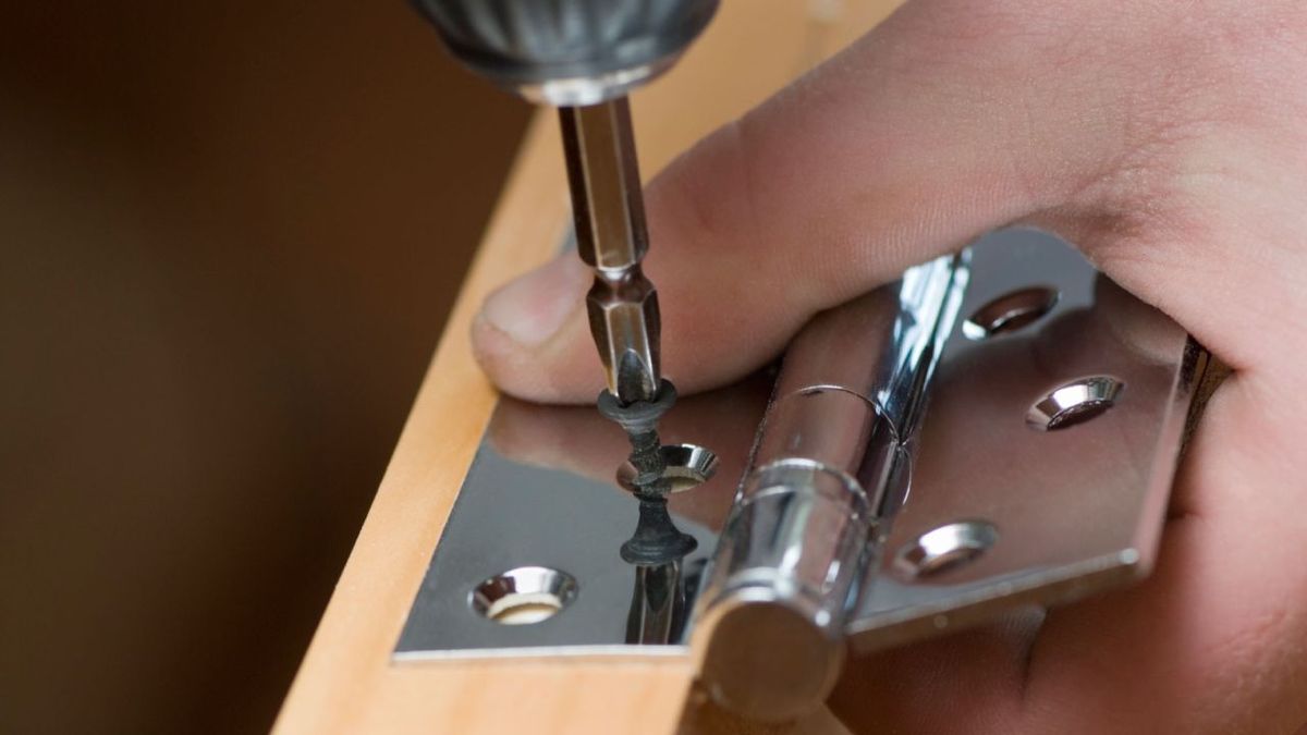 Persona cambia una bisagra