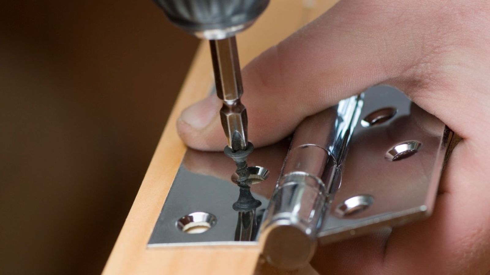 Persona cambia una bisagra