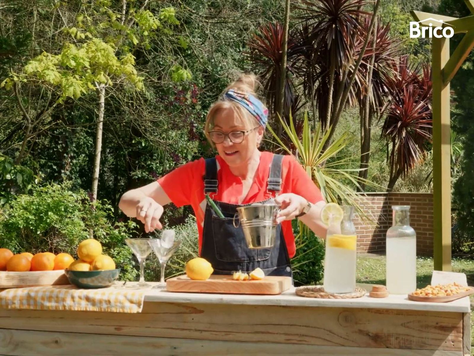 Yolanda Alzola tras acabar de construir una barra de bar