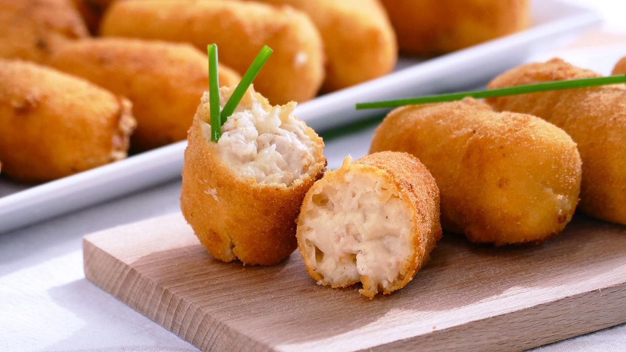 Las croquetas de pollo son un clásico de la cocina, perfectas como aperitivo o plato principal