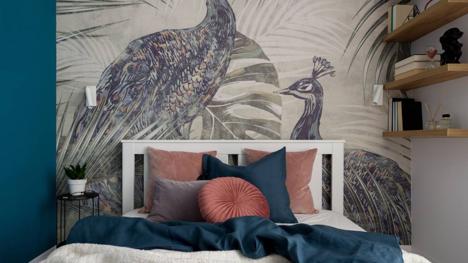 Dormitorio con papel pintado con un pavo real.