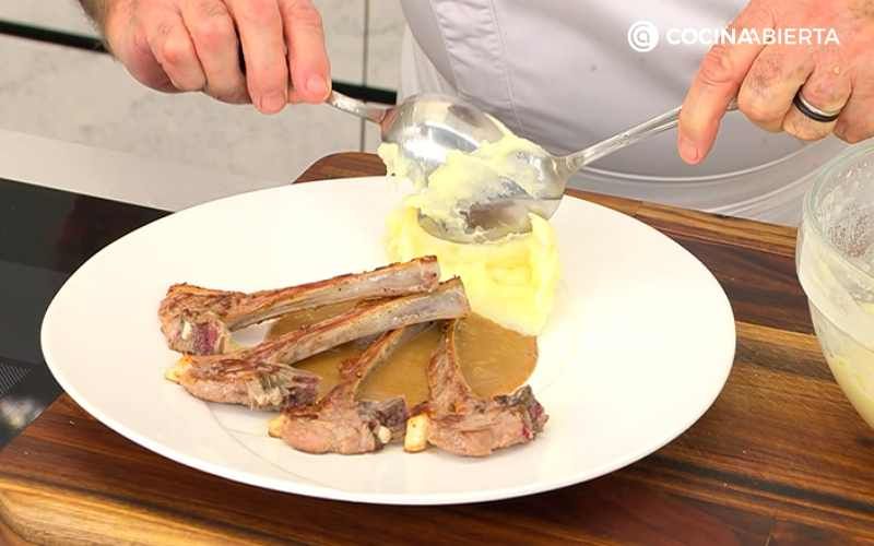 Acompaña las chuletillas de cordero con el puré de patata