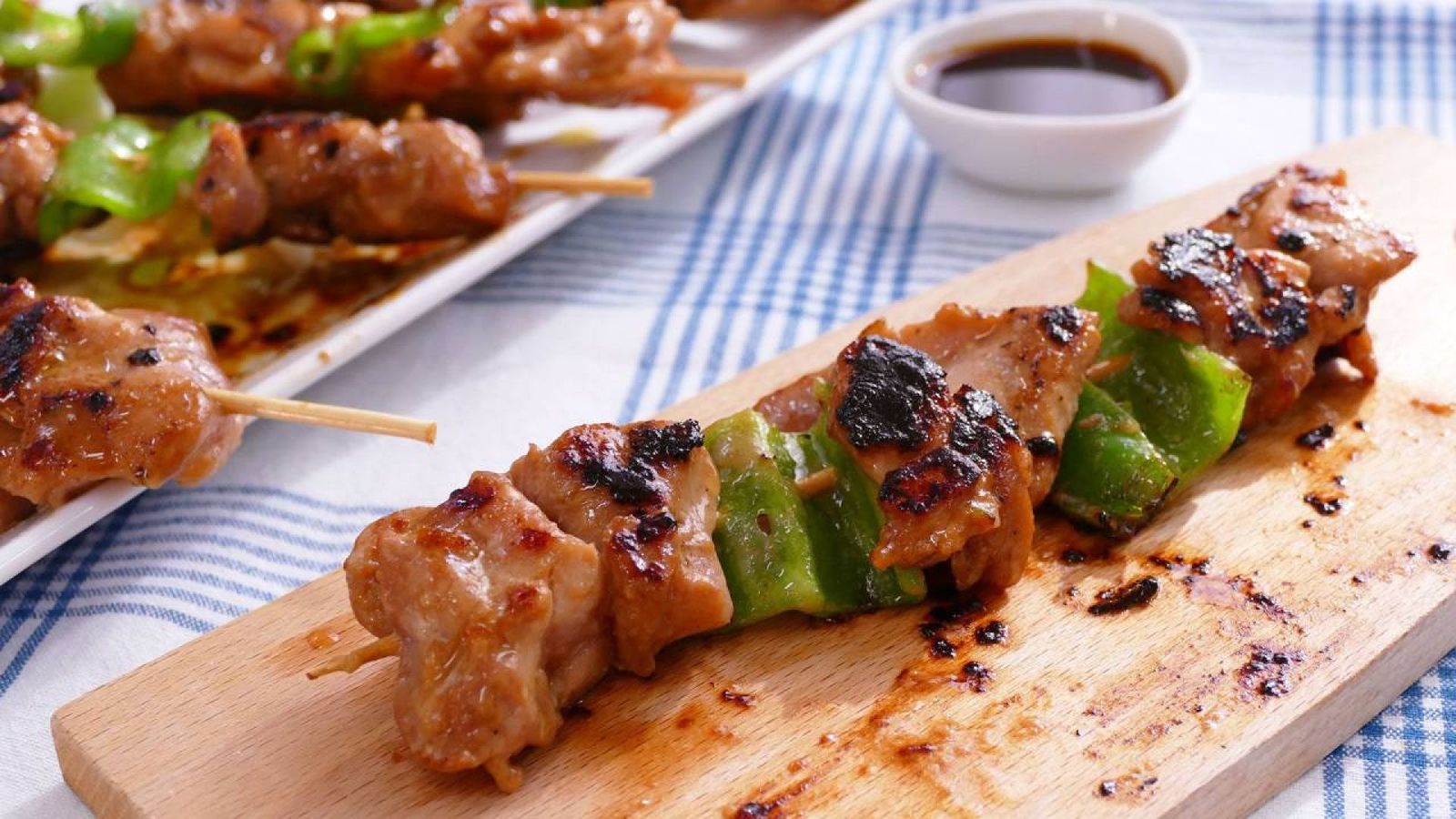 Yakitori, brocheta de pollo al estilo japonés  principal