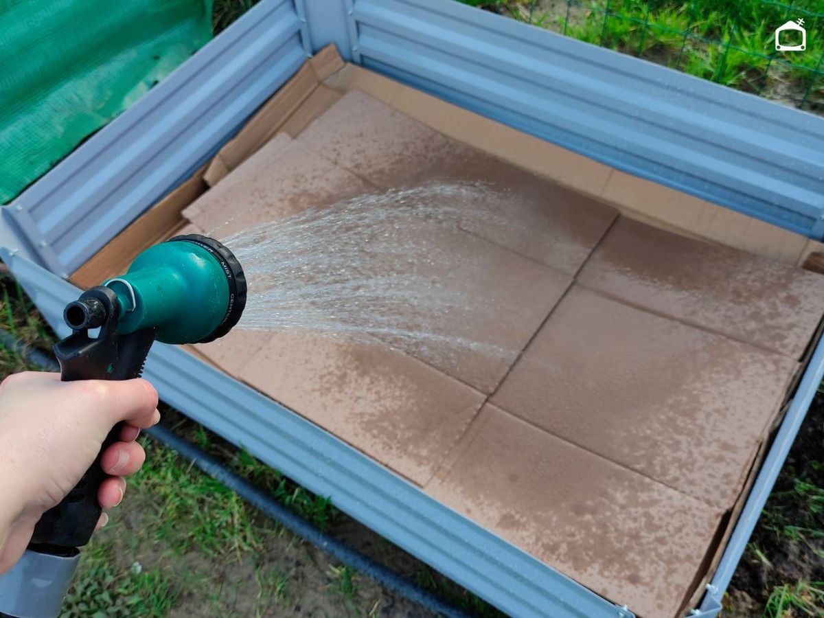 humedece el cartón en el bancal lasaña