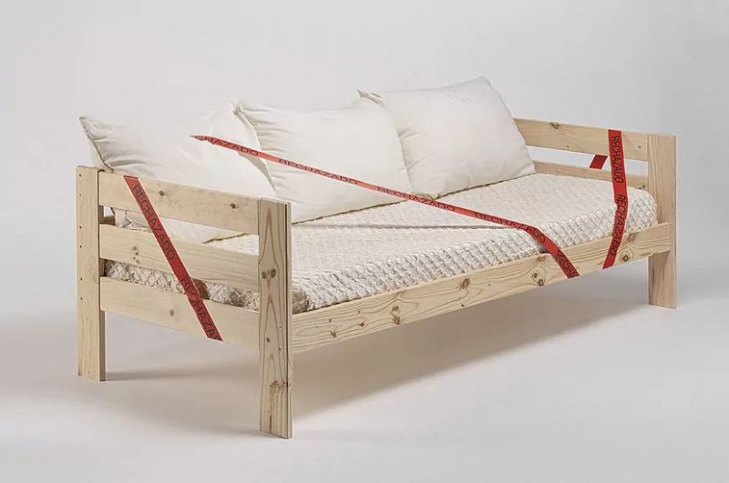 Sofá de madera con precinto de rechazado, de la campaña de muebles feos.