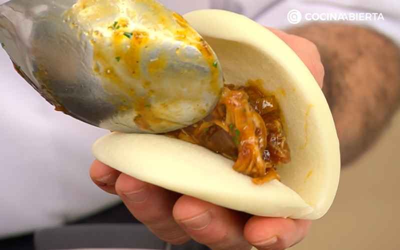 Rellena los panecillos con cerdo agridulce