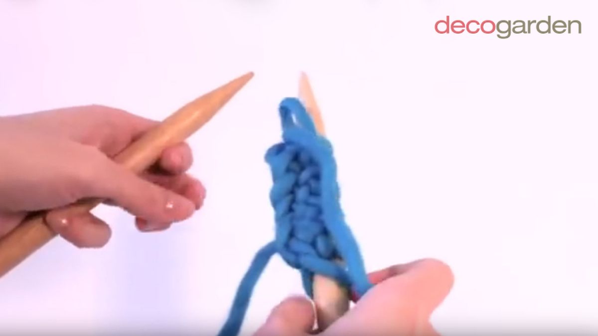 Paso cinco para hacer punto del revés o punto espiga.